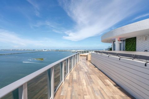 Condominio en alquiler en Miami, Florida, 5 dormitorios, 393.72 m2 № 1891784 - foto 7