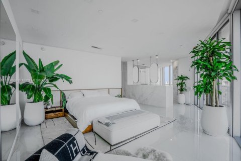Condominio en alquiler en Miami, Florida, 5 dormitorios, 393.72 m2 № 1891784 - foto 19