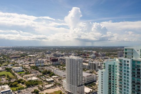 Condominio en alquiler en Miami, Florida, 5 dormitorios, 393.72 m2 № 1891784 - foto 11