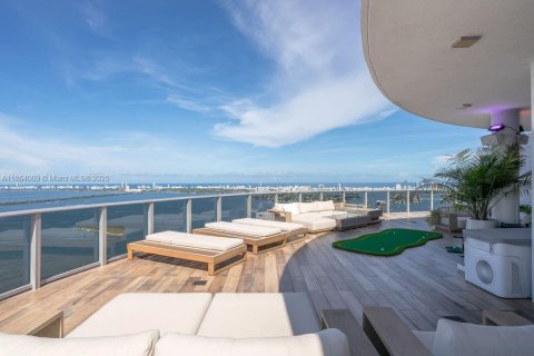 Condominio en alquiler en Miami, Florida, 5 dormitorios, 393.72 m2 № 1891784 - foto 5