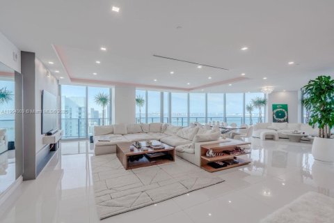 Condominio en alquiler en Miami, Florida, 5 dormitorios, 393.72 m2 № 1891784 - foto 12