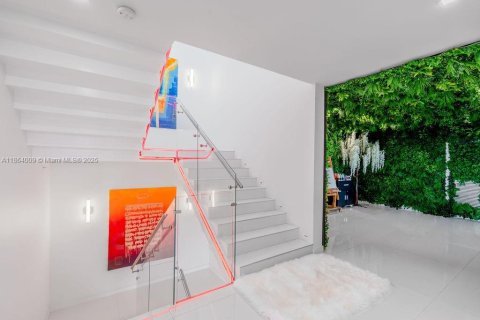 Condominio en alquiler en Miami, Florida, 5 dormitorios, 393.72 m2 № 1891784 - foto 17