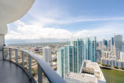 Condominio en alquiler en Miami, Florida, 5 dormitorios, 393.72 m2 № 1891784 - foto 23