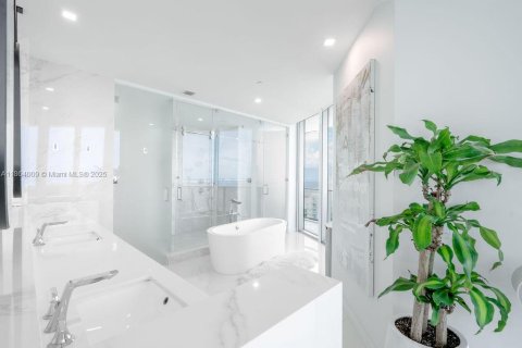 Condominio en alquiler en Miami, Florida, 5 dormitorios, 393.72 m2 № 1891784 - foto 22