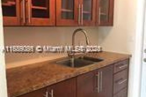 Снять в аренду квартиру в Майами-Бич, Флорида 1 спальня, № 1941239 - фото 4