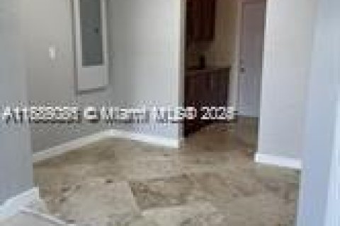 Снять в аренду квартиру в Майами-Бич, Флорида 1 спальня, № 1941239 - фото 2