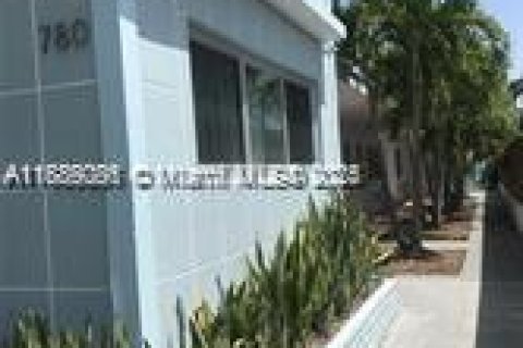 Снять в аренду квартиру в Майами-Бич, Флорида 1 спальня, № 1941239 - фото 1