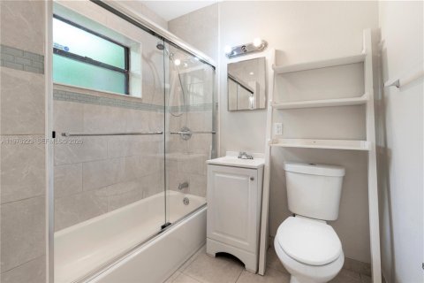 Снять в аренду виллу или дом в Корал-Гейблс, Флорида 1 спальня, 46.45м2, № 2042813 - фото 2