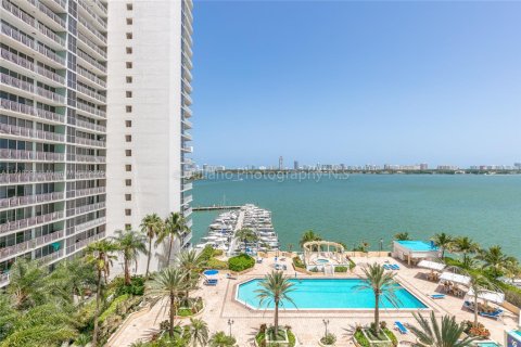 Купить кондоминиум в Норт-Бей-Виллидж, Флорида 2 спальни, 95.69м2, № 2035465 - фото 2