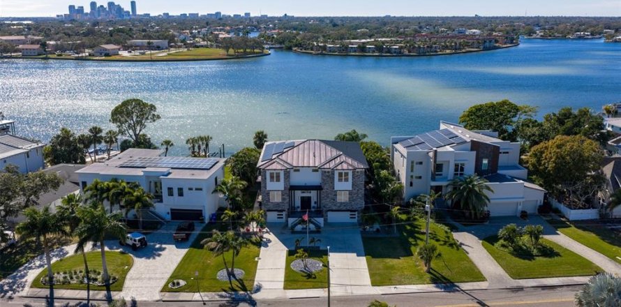 House in Saint Petersburg, Florida 6 bedrooms, 481.79 sq.m. № 2330758