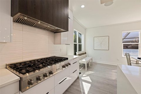 House in Saint Petersburg, Florida 6 bedrooms, 481.79 sq.m. № 2330758 - photo 15