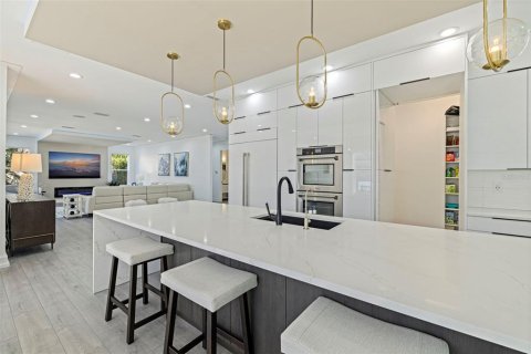 House in Saint Petersburg, Florida 6 bedrooms, 481.79 sq.m. № 2330758 - photo 14