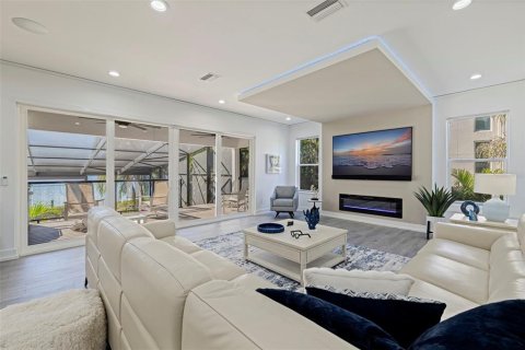 House in Saint Petersburg, Florida 6 bedrooms, 481.79 sq.m. № 2330758 - photo 17