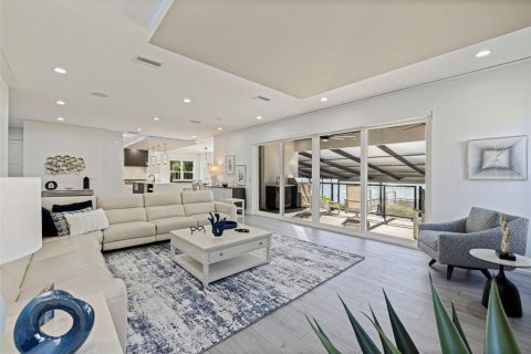House in Saint Petersburg, Florida 6 bedrooms, 481.79 sq.m. № 2330758 - photo 18