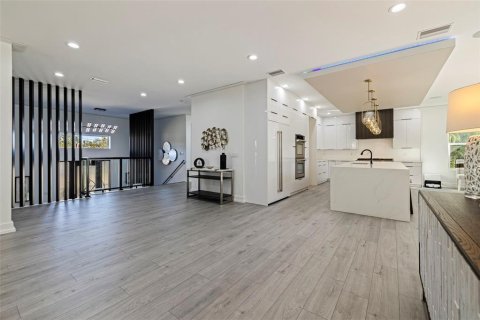 House in Saint Petersburg, Florida 6 bedrooms, 481.79 sq.m. № 2330758 - photo 8