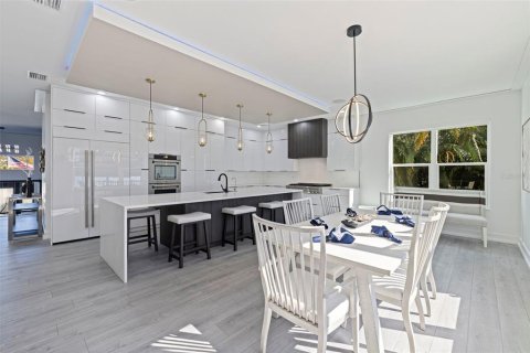 House in Saint Petersburg, Florida 6 bedrooms, 481.79 sq.m. № 2330758 - photo 10