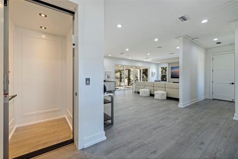House in Saint Petersburg, Florida 6 bedrooms, 481.79 sq.m. № 2330758 - photo 6