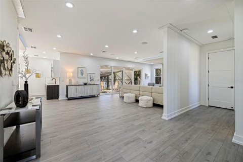 House in Saint Petersburg, Florida 6 bedrooms, 481.79 sq.m. № 2330758 - photo 7