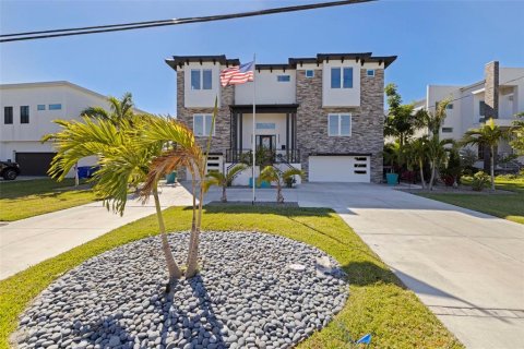 House in Saint Petersburg, Florida 6 bedrooms, 481.79 sq.m. № 2330758 - photo 3