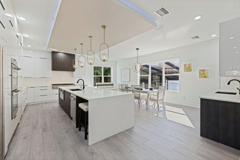 House in Saint Petersburg, Florida 6 bedrooms, 481.79 sq.m. № 2330758 - photo 9