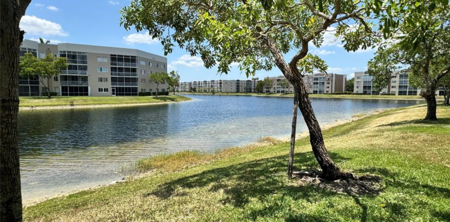 House in Tamarac, Florida 2 bedrooms, 157.19 sq.m. № 1171069