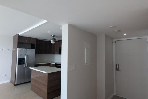 Condo in Miami, Florida, 2 bedrooms  № 1728598 - photo 12