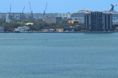 Condo in Miami, Florida, 2 bedrooms  № 1728598 - photo 11