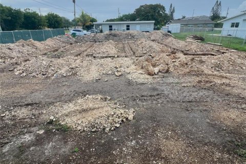 Propiedad comercial en venta en Florida City, Florida № 1880150 - foto 1