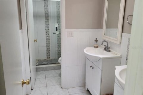 House in Tampa, Florida 4 bedrooms, 246.38 sq.m. № 1690041 - photo 21