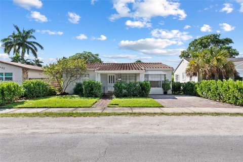 House in Hollywood, Florida 2 bedrooms, 123.37 sq.m. № 2081891 - photo 1