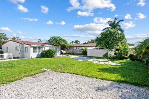 House in Hollywood, Florida 2 bedrooms, 123.37 sq.m. № 2081891 - photo 3