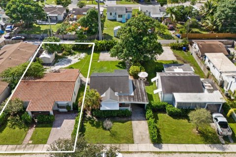House in Hollywood, Florida 2 bedrooms, 123.37 sq.m. № 2081891 - photo 4