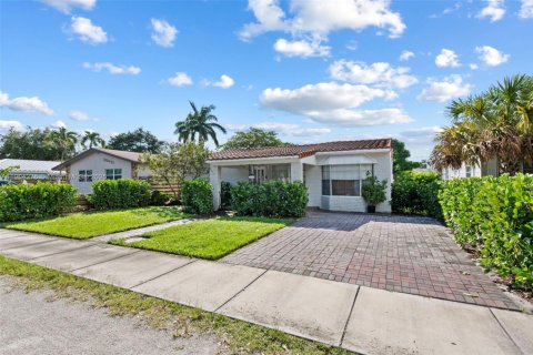 House in Hollywood, Florida 2 bedrooms, 123.37 sq.m. № 2081891 - photo 2