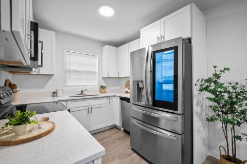 House in Orlando, Florida 2 bedrooms, 75.99 sq.m. № 2409904 - photo 2
