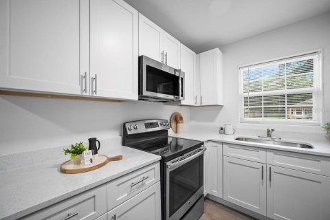 House in Orlando, Florida 2 bedrooms, 75.99 sq.m. № 2409904 - photo 3