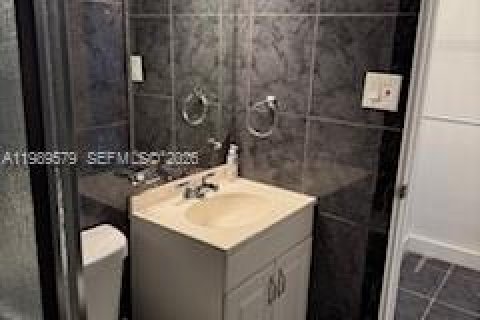 Immobilier commercial à louer à Hollywood, Floride: 39.02 m2 № 2051606 - photo 4