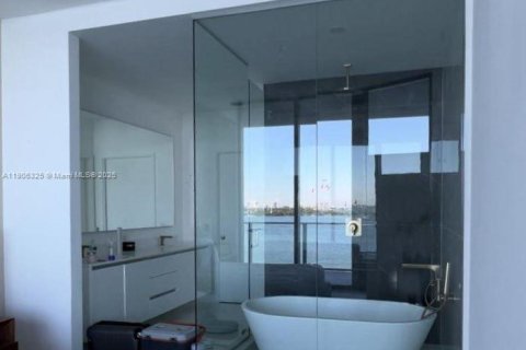 Condo in Miami, Florida, 1 bedroom  № 2082008 - photo 13