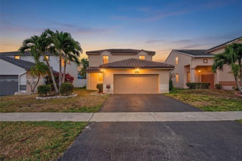 House in Pembroke Pines, Florida 3 bedrooms, 185.62 sq.m. № 2046633