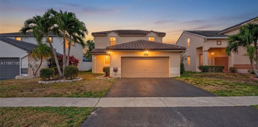 House in Pembroke Pines, Florida 3 bedrooms, 185.62 sq.m. № 2046633