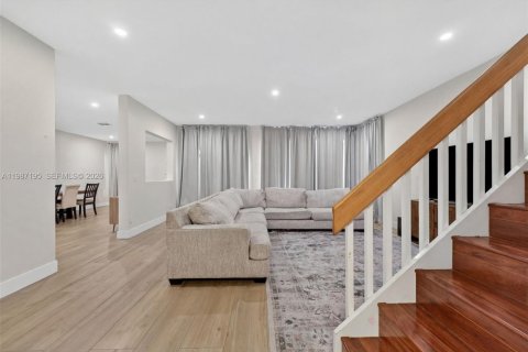 House in Pembroke Pines, Florida 3 bedrooms, 185.62 sq.m. № 2046633 - photo 15