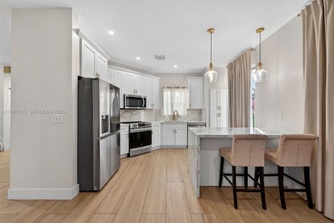 House in Pembroke Pines, Florida 3 bedrooms, 185.62 sq.m. № 2046633 - photo 17