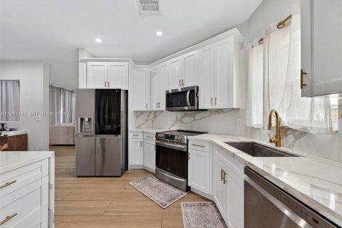 House in Pembroke Pines, Florida 3 bedrooms, 185.62 sq.m. № 2046633 - photo 19