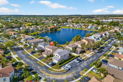 House in Pembroke Pines, Florida 3 bedrooms, 185.62 sq.m. № 2046633 - photo 28