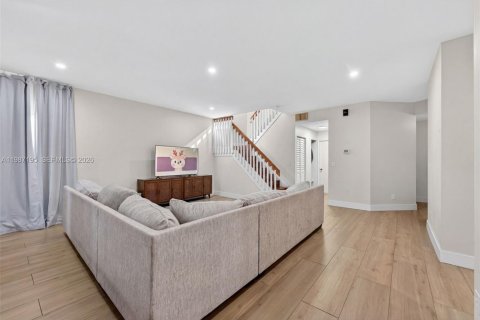 House in Pembroke Pines, Florida 3 bedrooms, 185.62 sq.m. № 2046633 - photo 4