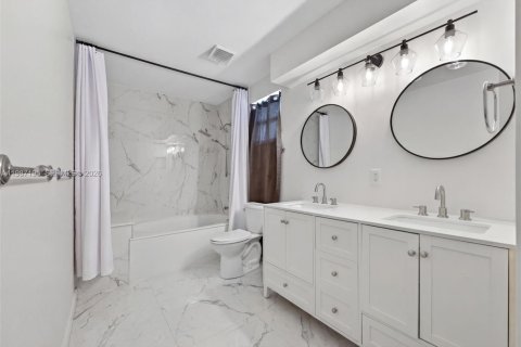 House in Pembroke Pines, Florida 3 bedrooms, 185.62 sq.m. № 2046633 - photo 13