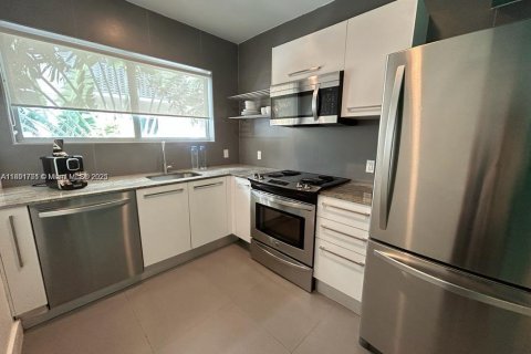 Condo in Miami Beach, Florida, 2 bedrooms  № 2021575 - photo 9