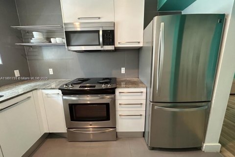Condo in Miami Beach, Florida, 2 bedrooms  № 2021575 - photo 8