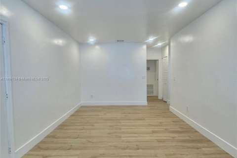 Propiedad comercial en venta en Miami, Florida, 204.76 m2 № 1964433 - foto 14