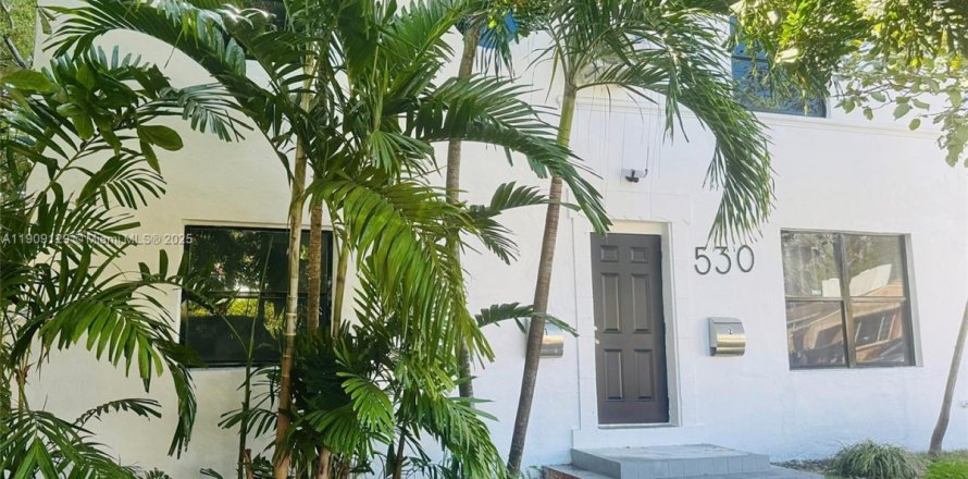 Propiedad comercial en Miami, Florida 204.76 m2 № 1964433