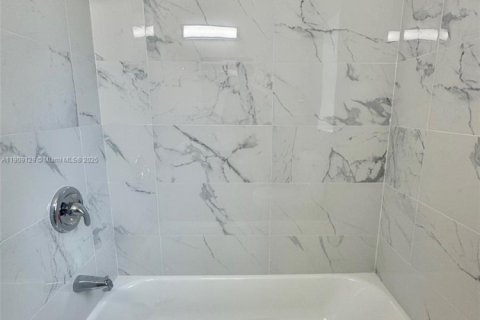 Propiedad comercial en venta en Miami, Florida, 204.76 m2 № 1964433 - foto 18